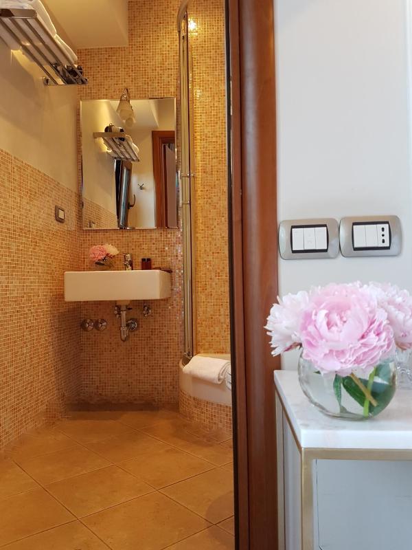 Deluxe Double Room with Balcony image 2