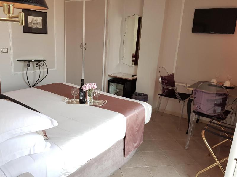 Deluxe Double Room with Balcony image 3