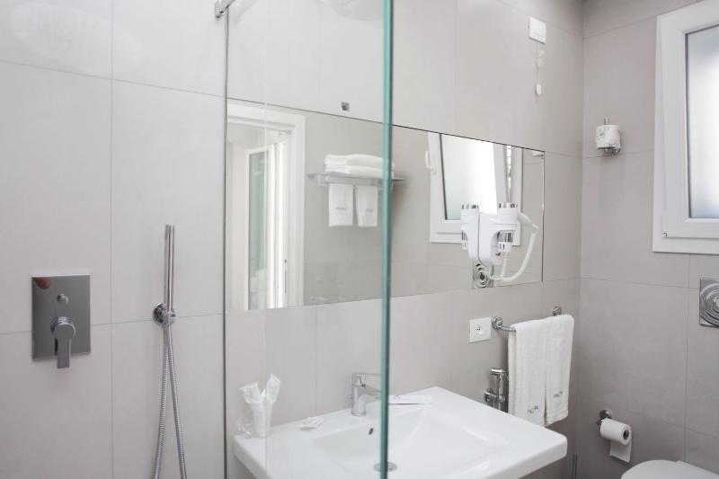 Deluxe Double Room image 4