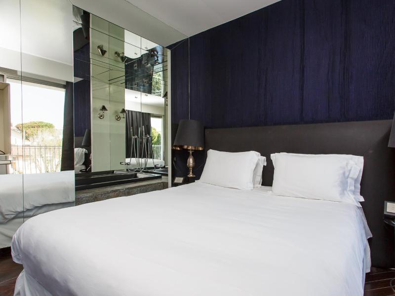 Deluxe Double Room with Partial Sea View image 1