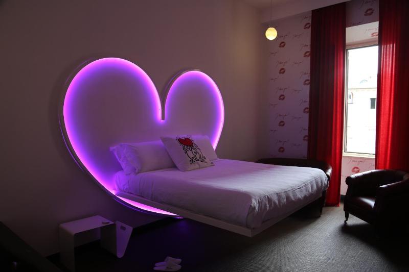 Queen Room with Spa Bath image 4