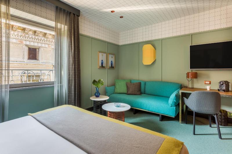 Deluxe Double Room image 3