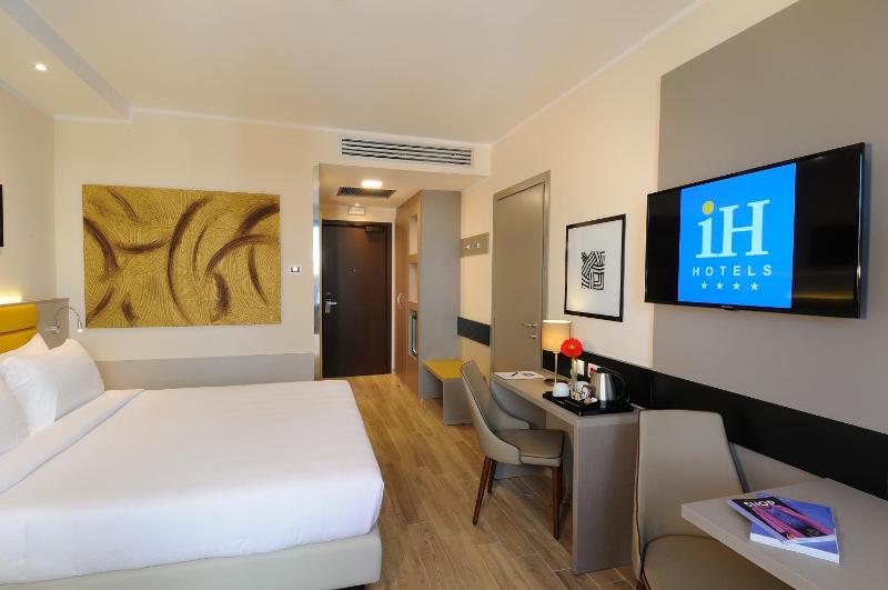 Standard Double Room with Sofa Bed image 4
