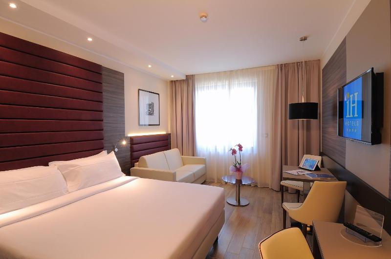 Superior Double Room with Sofa Bed image 3