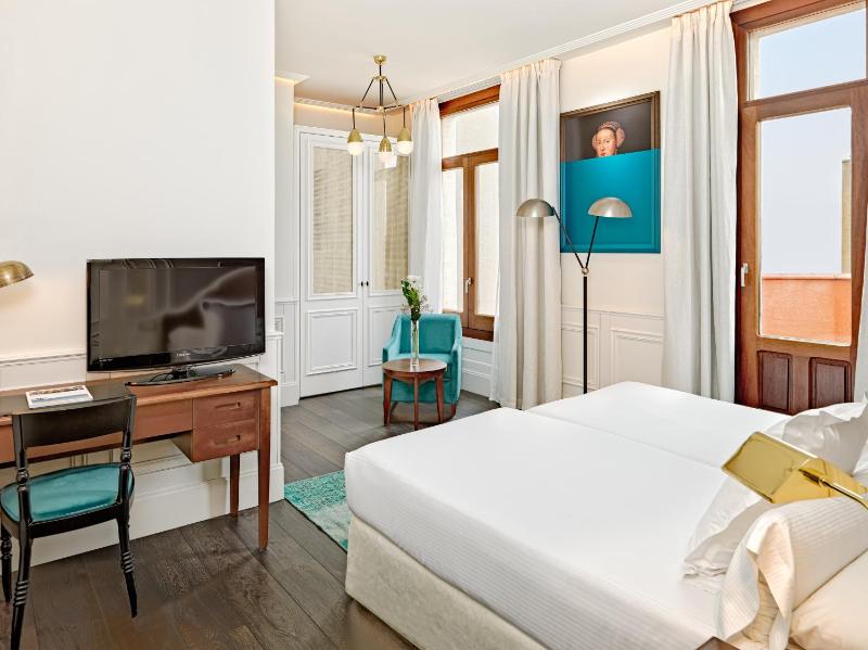 Deluxe Double Room with Terrace image 3