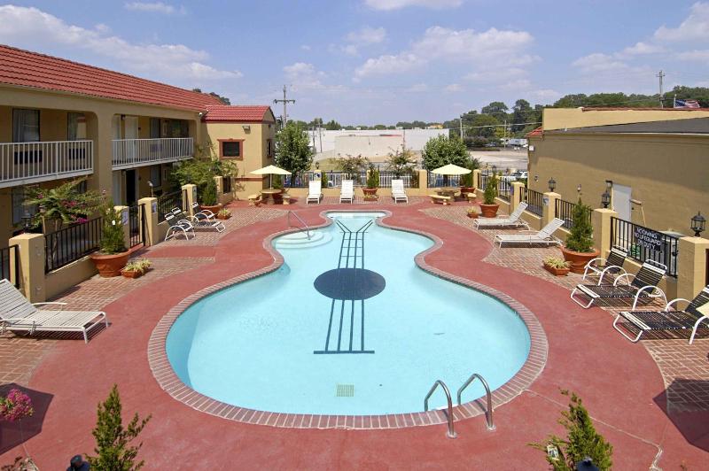Days Inn by Wyndham Memphis at Graceland - image 7