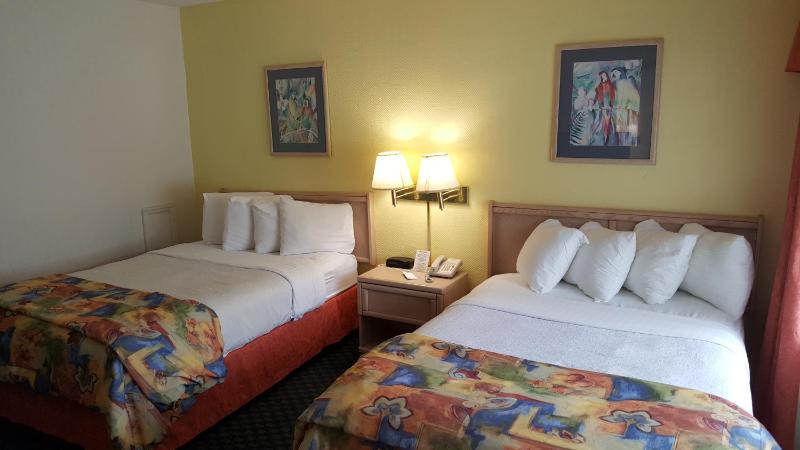 Double Room with Two Double Beds - No View image 3