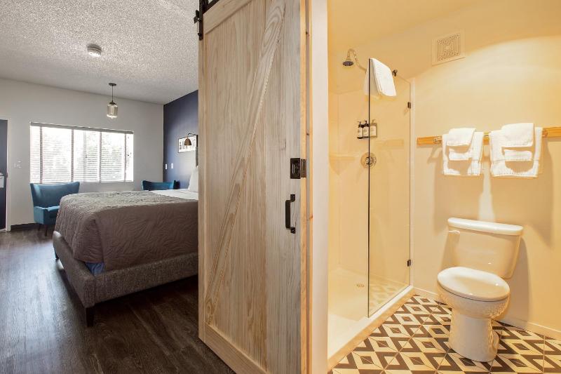 Standard King Room image 3