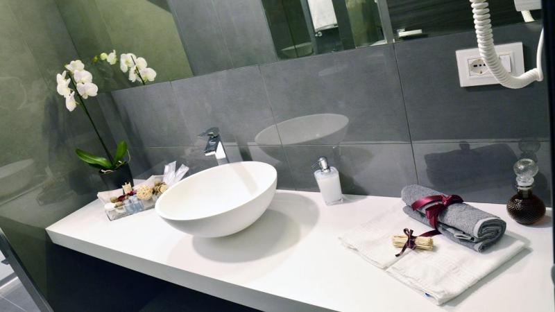 Deluxe Double Room with Extra Bed image 4