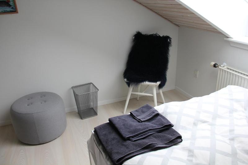 Family Room with Garden View and Shared Bathroom image 4