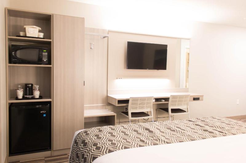 Queen Room with Two Queen Beds - Non-Smoking image 2