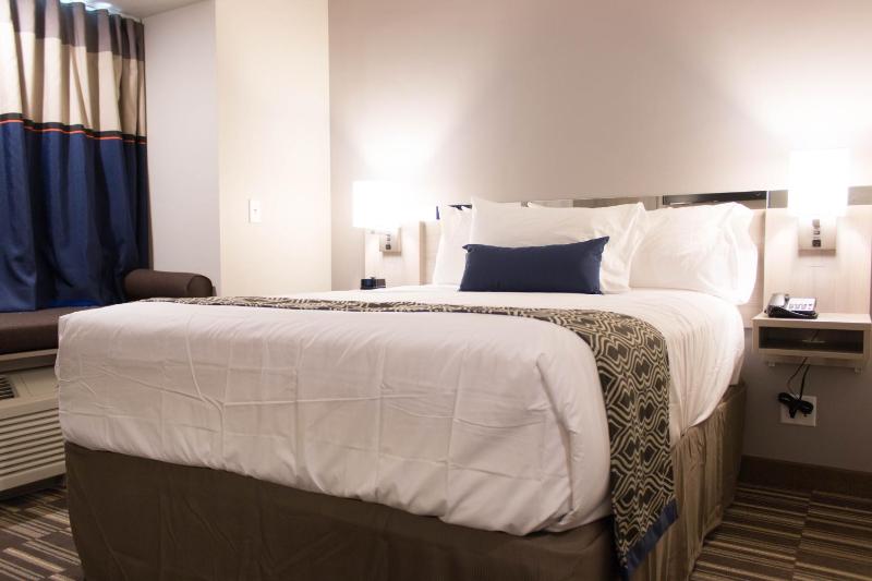Queen Room with Two Queen Beds - Non-Smoking image 3