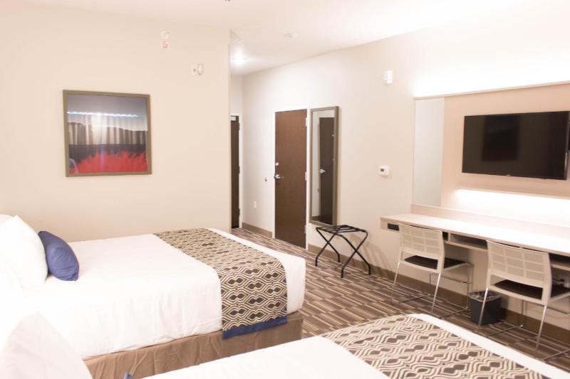 Queen Room with Two Queen Beds - Non-Smoking image 4