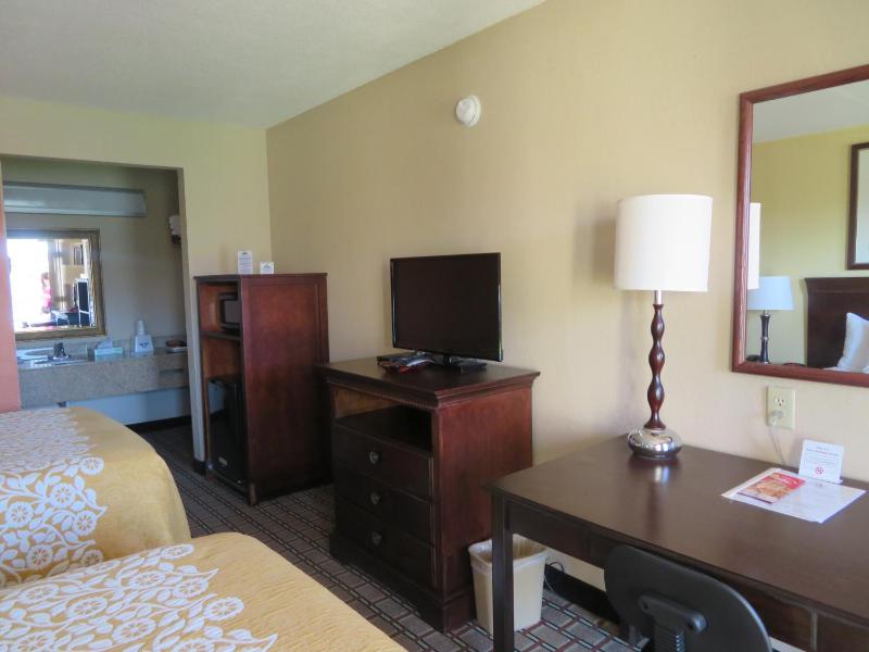 Double Room with Two Double Beds - Smoking image 2