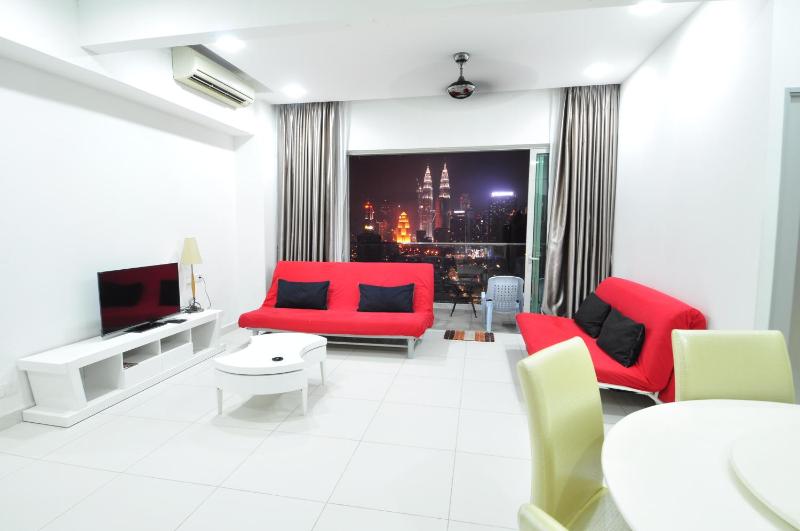 Family Three-Bedroom Apartment with KLCC view image 3