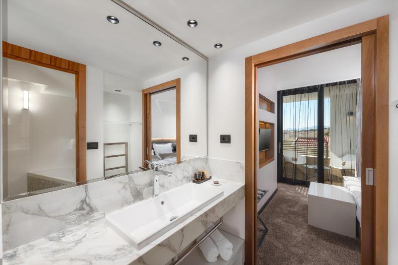 Deluxe Junior Suite image 3