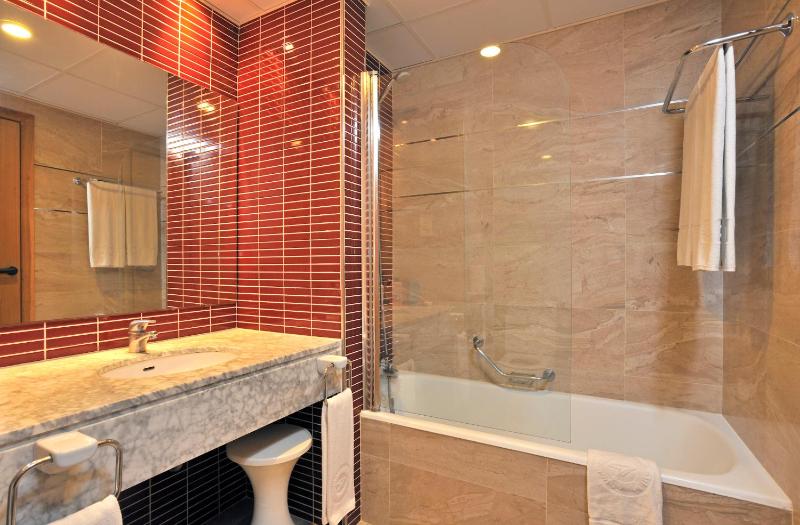 One-Bedroom Apartment with Pool View (4 Adults) image 2