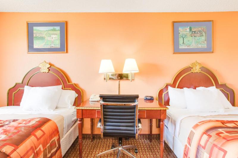 Deluxe Double Room with Two Double Beds - Non-Smoking image 2