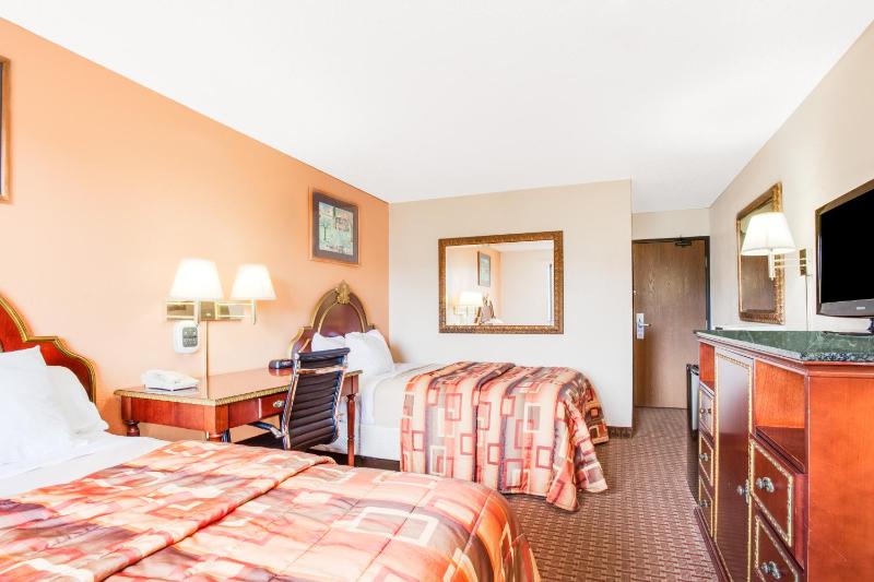 Deluxe Double Room with Two Double Beds - Non-Smoking image 3