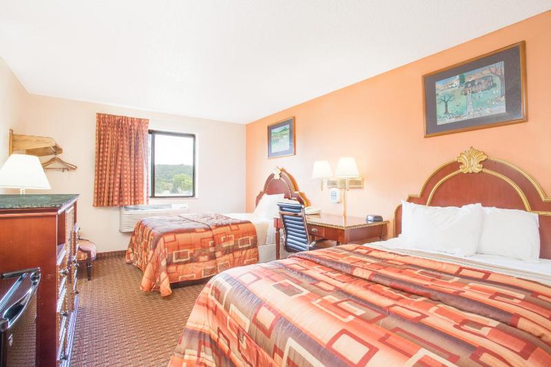 Deluxe Double Room with Two Double Beds - Non-Smoking image 4