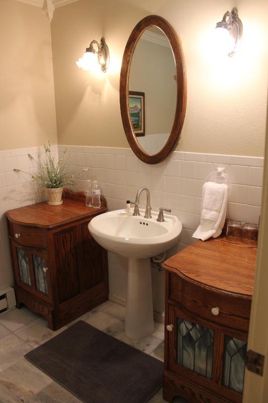 Queen Room with Two Queen Beds - Disability Access image 3
