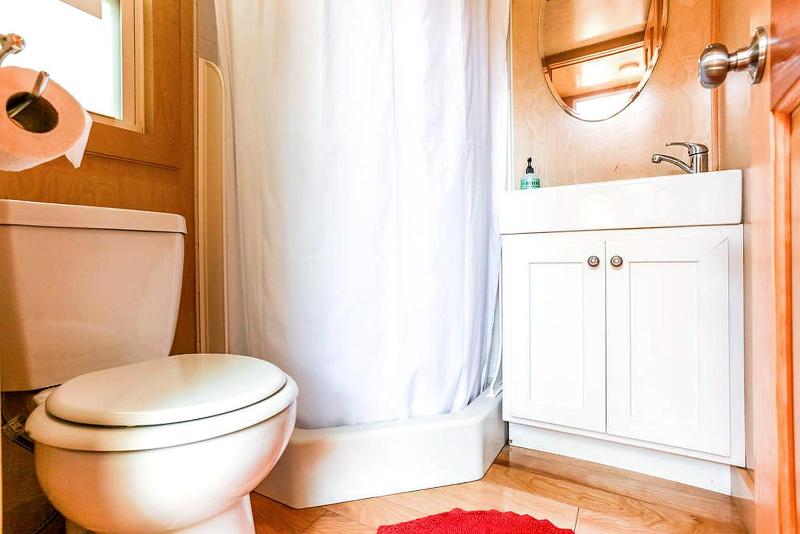 Single Room with Private Bathroom image 2