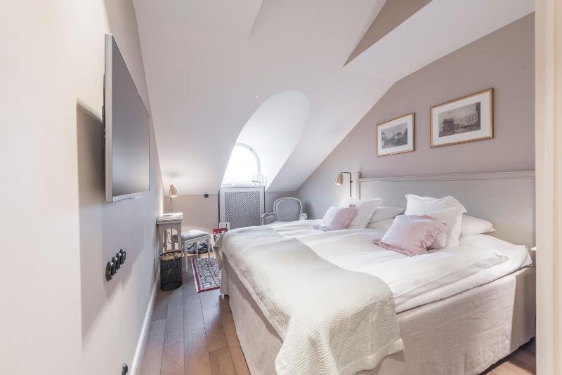 Double Room image 3