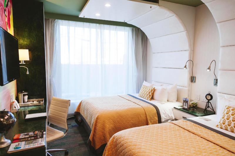 Deluxe Quadruple Room image 3