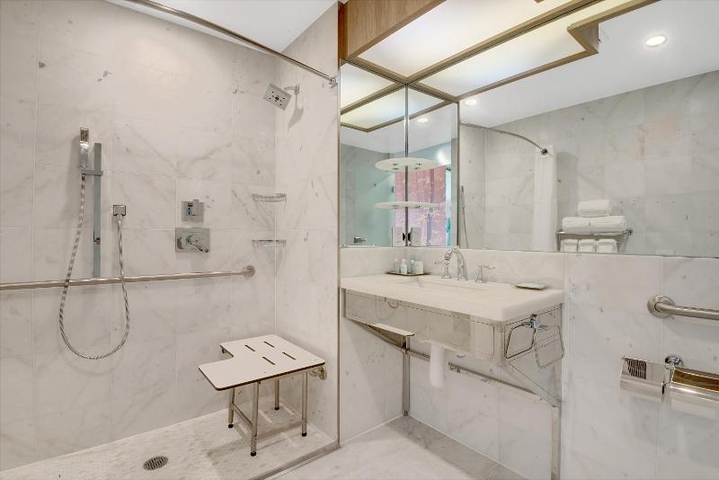 Premium King Room with Roll-in Shower - Mobility/Hearing Accessible - Non-Smoking image 2