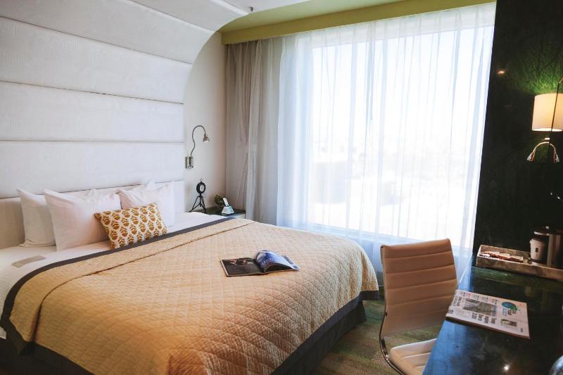 Premium King Room with Roll-in Shower - Mobility/Hearing Accessible - Non-Smoking image 3