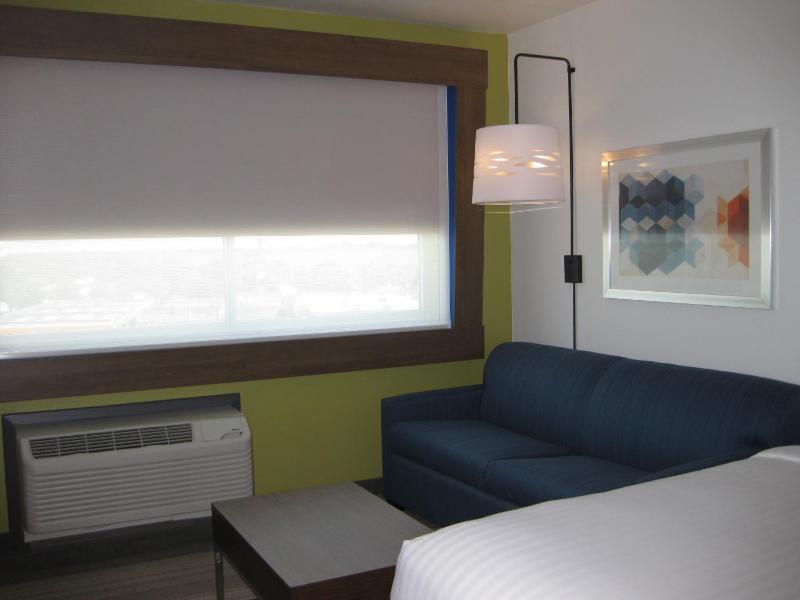 Queen Suite with Two Queen Beds image 3