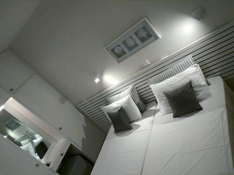 Studio with Balcony image 3