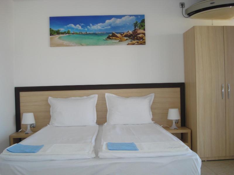 Double Room image 3