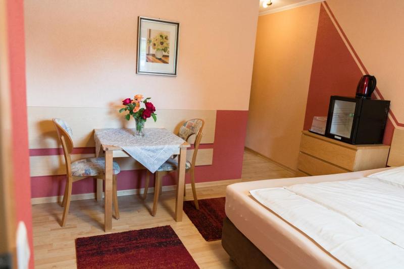 Twin Room image 4