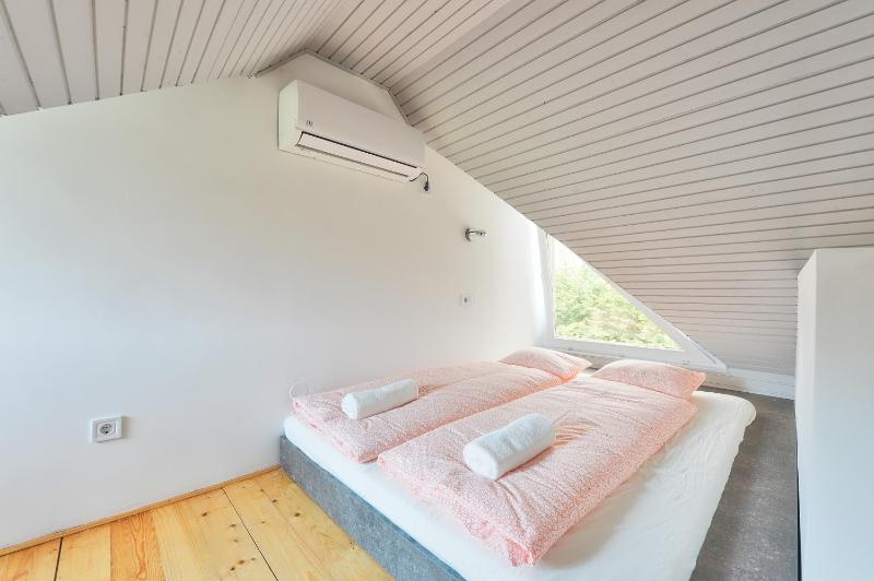 Studio Apartment with Balcony - Split Level image 4