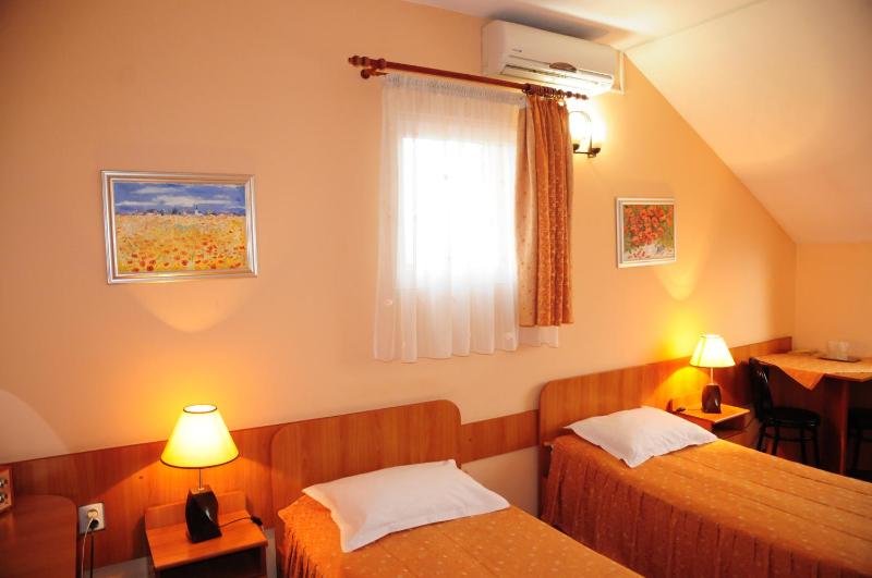 Twin Room image 4