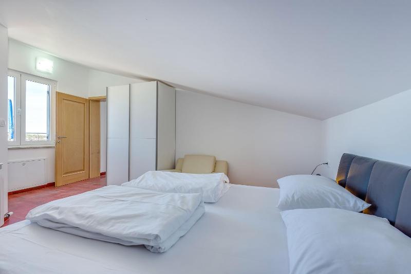 Penthouse One Bedroom Apartment with Terrace image 4