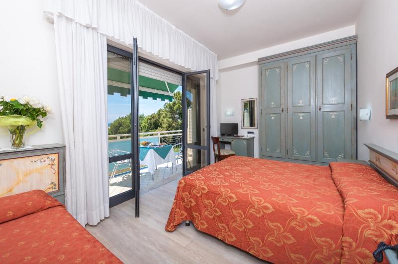 Superior Triple Room image 2