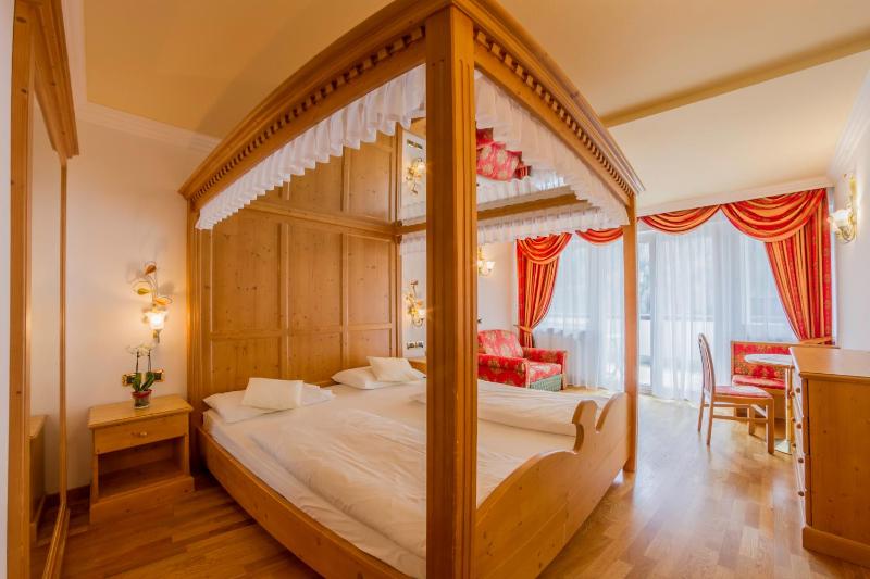 Junior Suite with Balcony image 1