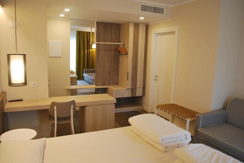 Junior Suite with Balcony image 3