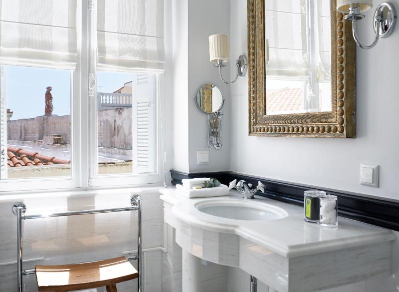 Deluxe Double or Twin Room with Sea View image 3