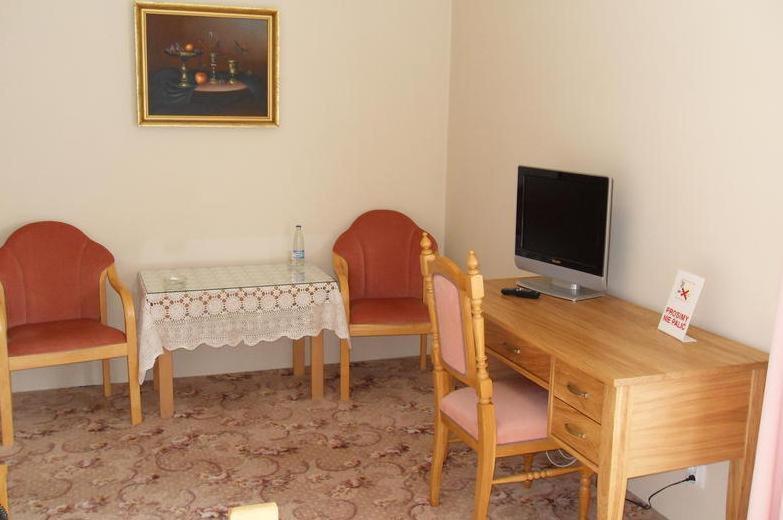 Twin Room image 4