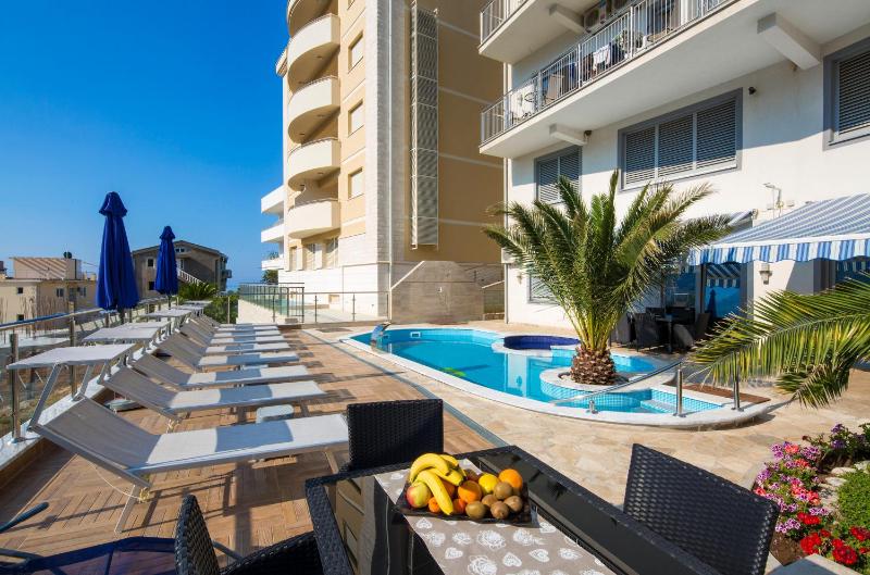 Deluxe Apartment image 2