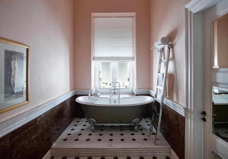 Deluxe Double or Twin Room with Sea View image 2