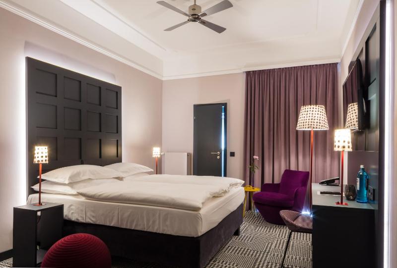 Medium Double Room image 1