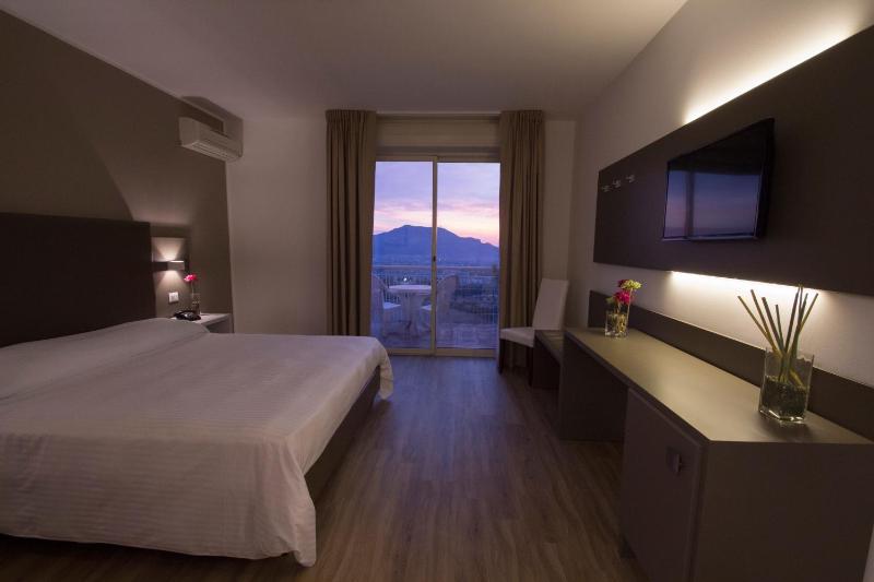 Superior Double Room with View image 3