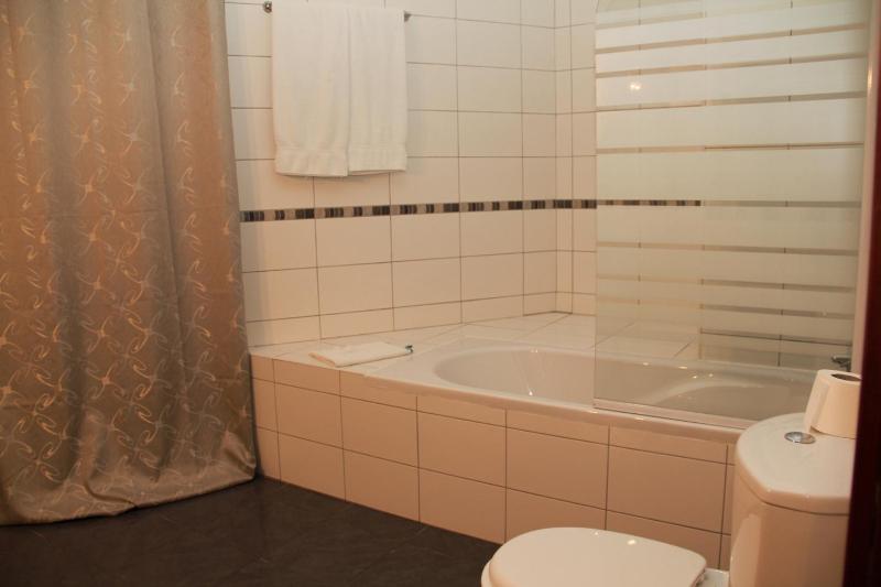  Twin Room image 3