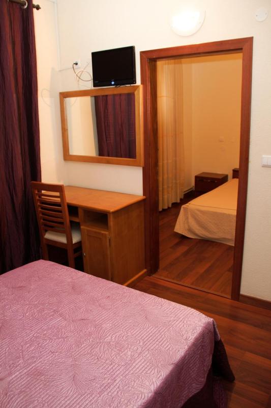  Twin Room image 4