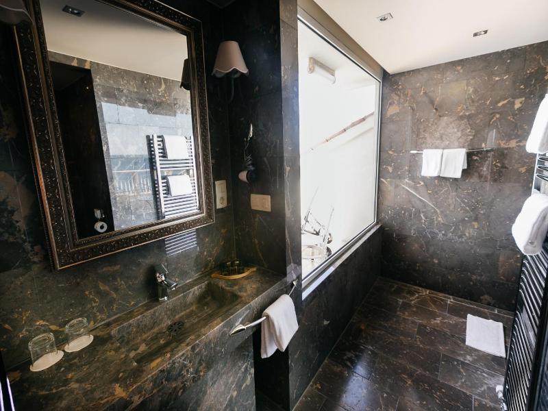 One-Bedroom Suite with Balcony and Sea View image 1
