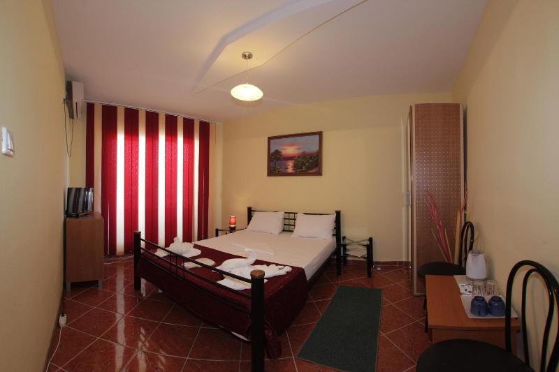 Quadruple Room with Balcony image 3